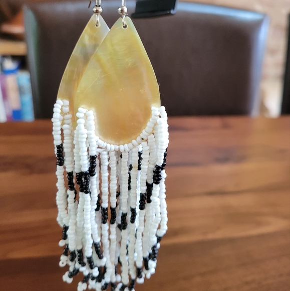 Extra long bead and mother of pearl earrings - Picture 2 of 4